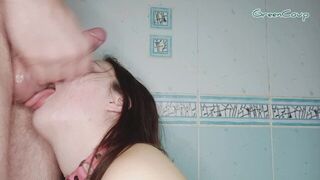 Глубоко в глотку, трахаю и кончаю в горло порно